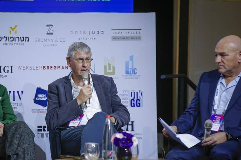 עו"ד מיכה גדרון בכנס הבמה המרכזית מגדילים // צילום: דרור סיתהכל