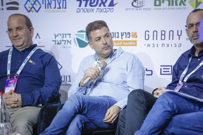 אלי גבאי בכנס הבמה המרכזית // צילום: דרור סיתהכל