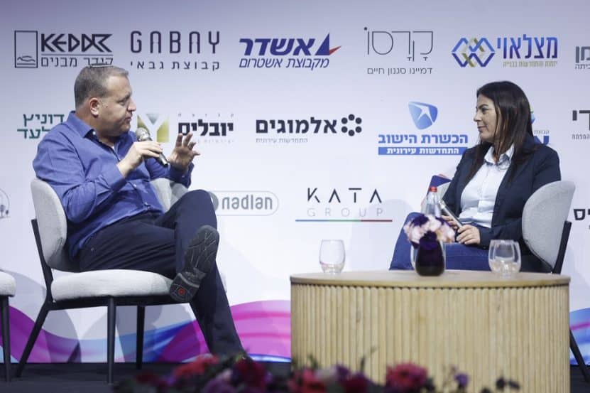 מימין: כרמלה קופר ועו"ד אלעזר במברגר // צילום: דרור סיתהכל