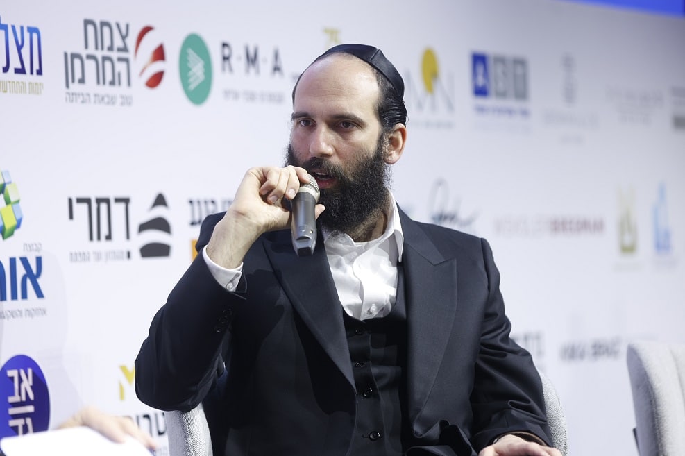 יהודה מורגנשטרן בכנס הבמה המרכזית של מגדילים // צילום: דרור סיתהכל