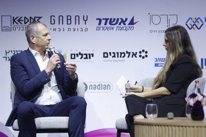 מימין: הילה ציאון ושלומי הייזלר בכנס הבמה המרכזית מגדילים // צילום: דרור סיתהכל