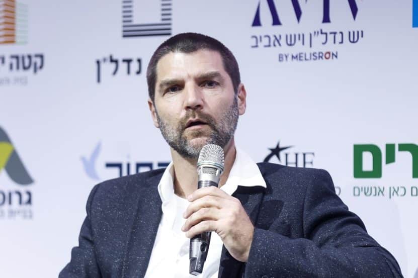 עומר גוגנהיים בכנס הבמה המרכזית // צילום: דרור סיתהכל