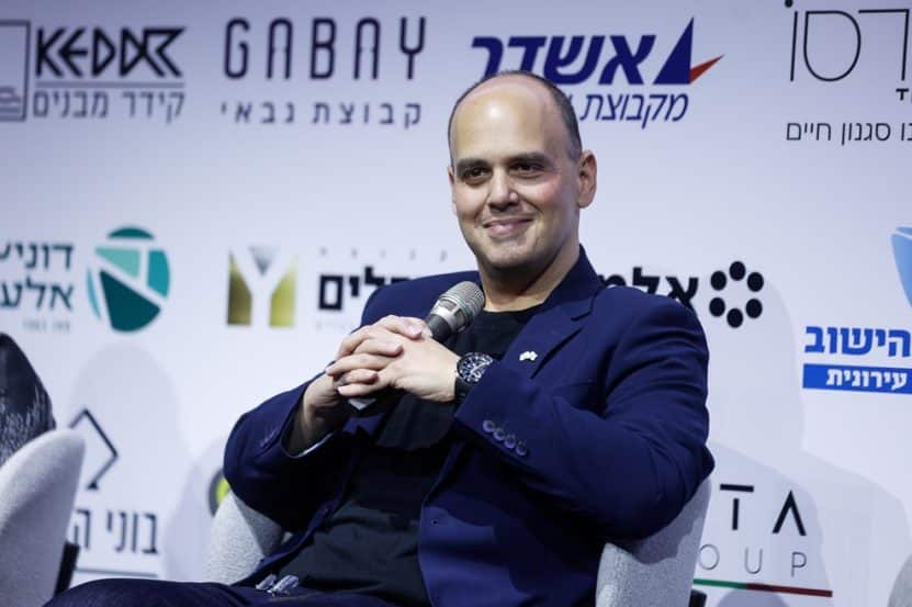 צביקה ברוט בכנס הבמה המרכזית // צילום: דרור סיתהכל
