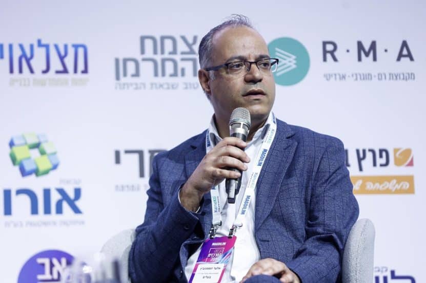 עו"ד אלעד זוסמנוביץ  בכנס הבמה המרכזית // צילום: דרור סיתהכל