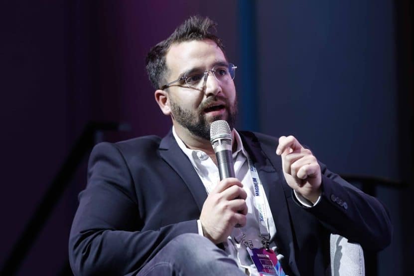 ינון מגזימוף בכנס הבמה המרכזית // צילום: דרור סיתהכל