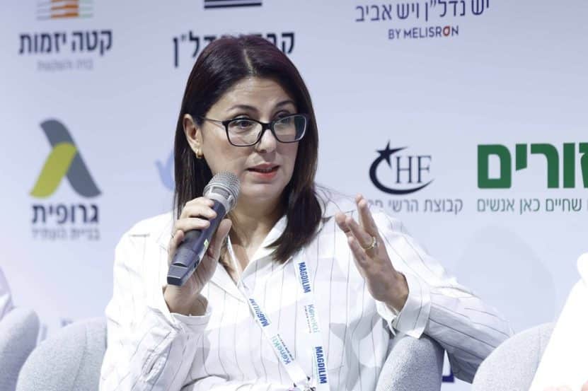 עו"ד שרית אריאלי בן שמחון בכנס הבמה המרכזית // צילום: דרור סיתהכל