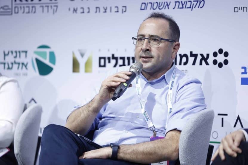 אינג' יואל אבן בכנס הבמה המרכזית מגדילים // צילום: דרור סיתהכל
