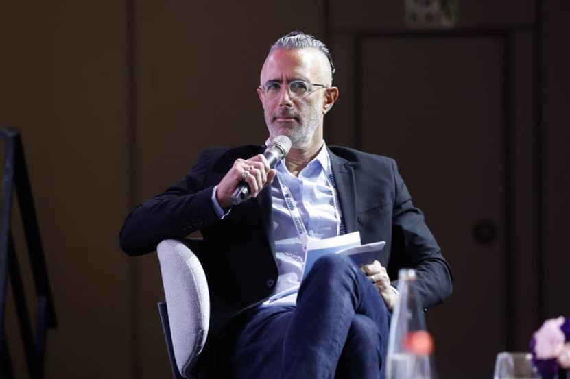 עו"ד דן הלפרט בכנס הבמה המרכזית של מגדילים // צילום: דרור סיתהכל