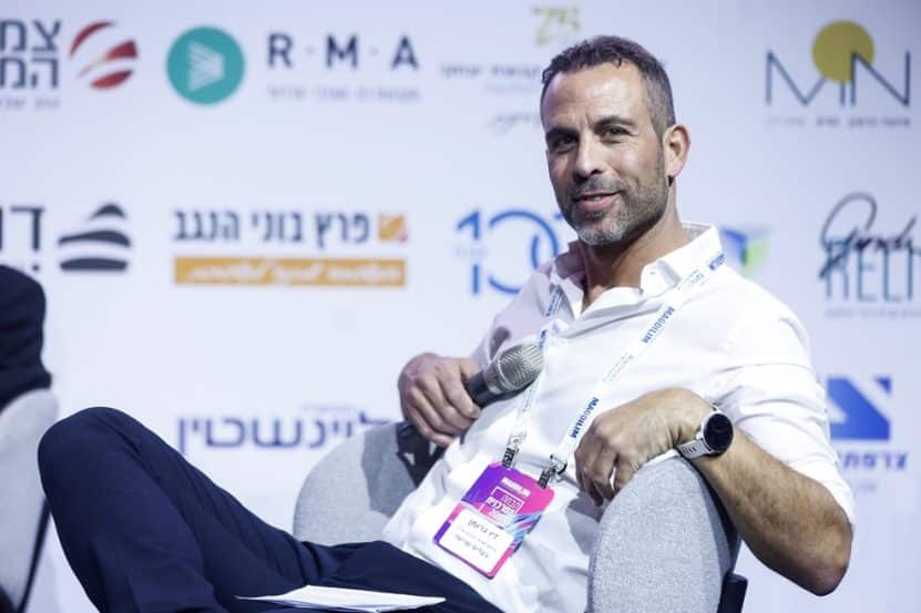עו"ד זיו גרומן בכנס הבמה המרכזית // צילום: דרור סיתהכל