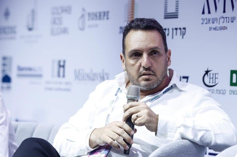 מאיר ברון בכנס הבמה המרכזית // צילום: דרור סיתהכל