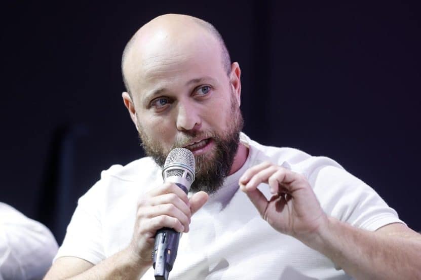 אלון וייזברג בכנס הבמה המרכזית // צילום: דרור סיתהכל