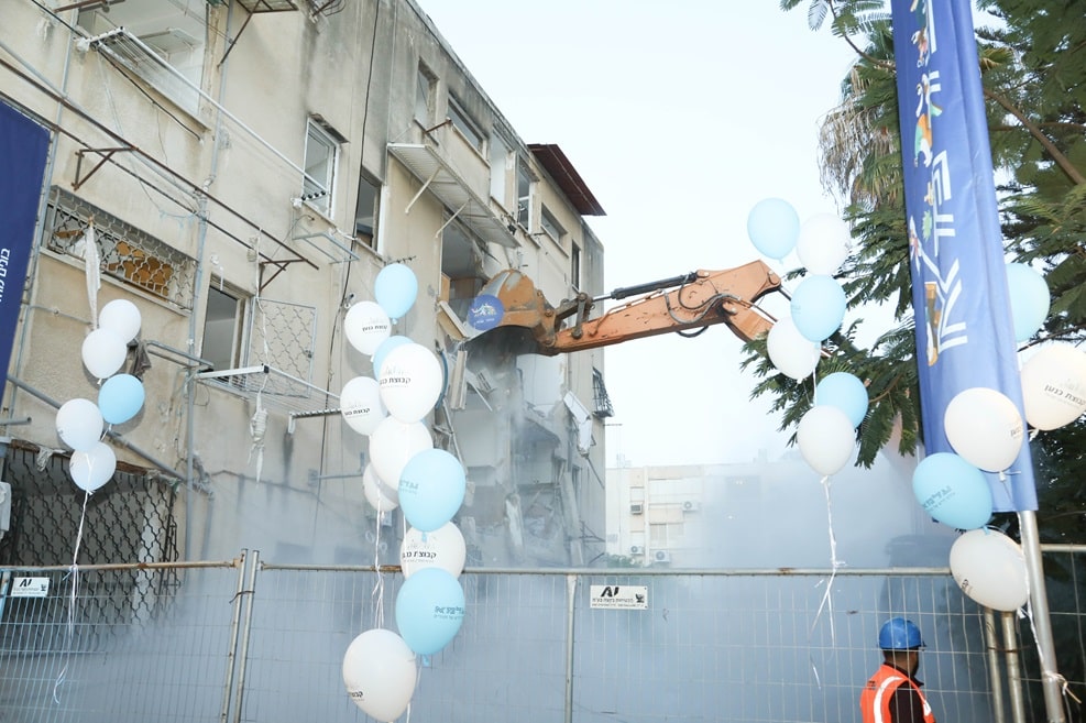 הריסת המבנה הישן // צילום: שרה בן אפרים
