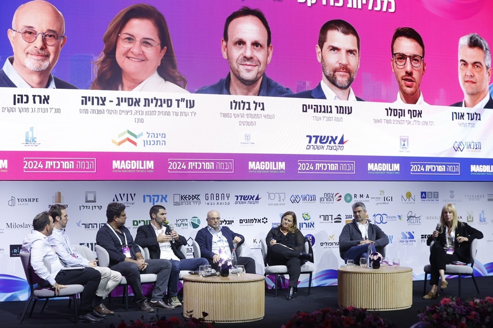 פאנל "כלכליות פרויקט" בכנס הבמה המרכזית // צילום: דרור סיתהכל