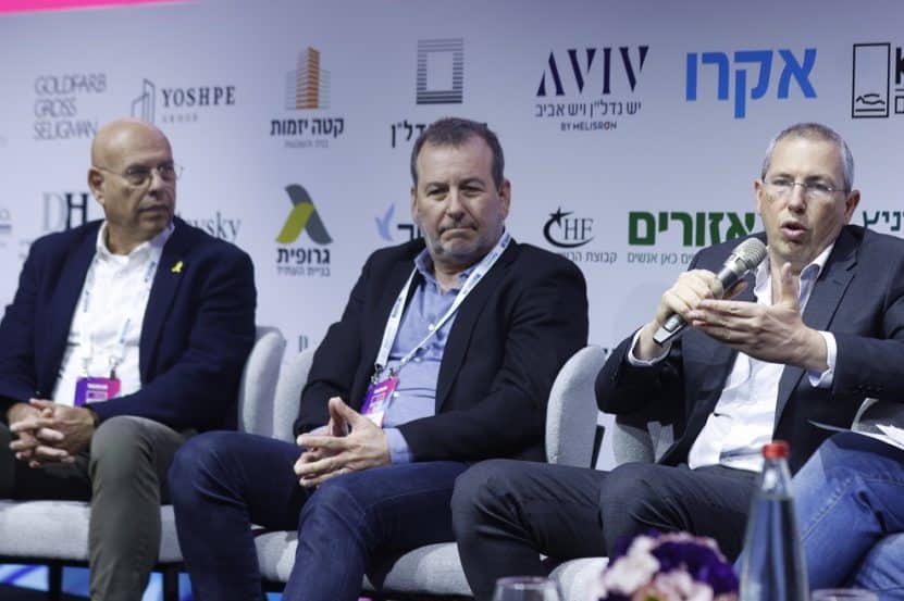 מימין: שי אהרונוביץ, דן פרנס וחיים פייגלין בכנס הבמה המרכזית מגדילים // צילום: דרור סיתהכל