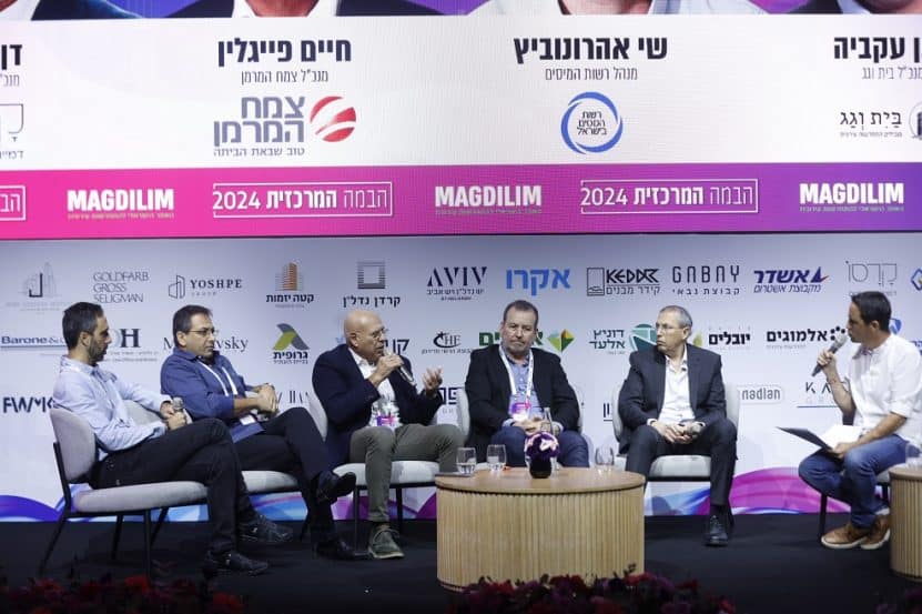 פאנל: "ככה בונים התחדשות עירונית" בכנס הבמה המרכזית מגדילים // צילום: דרור סיתהכל