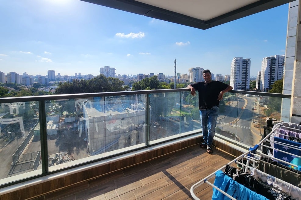 אסיה במרפסת הדירה החדשה // צילום: אוסף פרטי