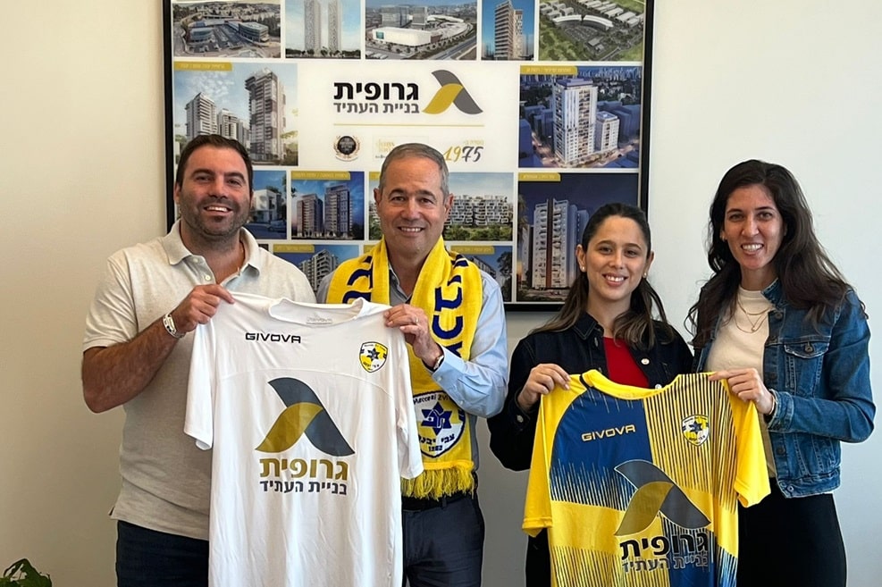 חתימה על חסות עם חברת גרופית // צילום: מועדון הכדורגל מכבי צבי יבנה
