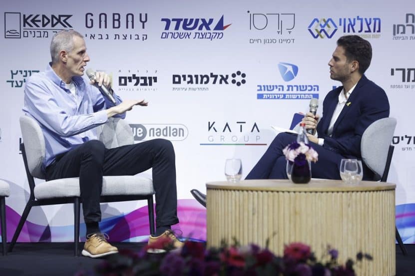 מימין: איתמר מינמר וינקי קוינט בכנס הבמה המרכזית של מגדילים // צילום: דרור סיתהכל