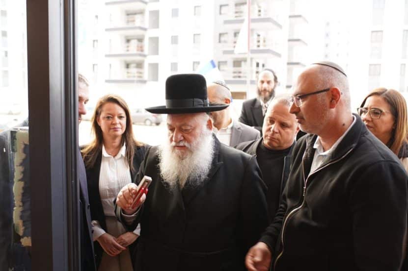 שר הבינוי והשיכון הרב יצחק גולדקנופף קובע מזוזה בפרויקט // צילום: סרג'ו סטרודובצב