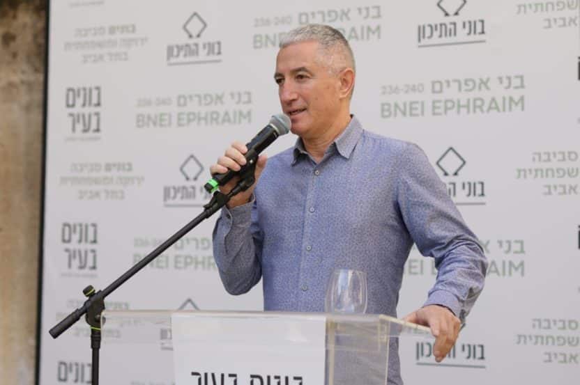 עמי פרץ מתוך אירוע ההריסה // צילום: איתמר דובק