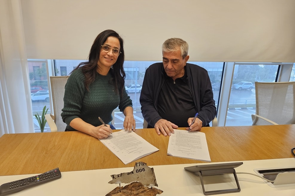 ליאת שוחט עם יגאל דמרי בעת חתימה על הסכם הפיתוח // צילום: דוברות עיריית אור יהודה
