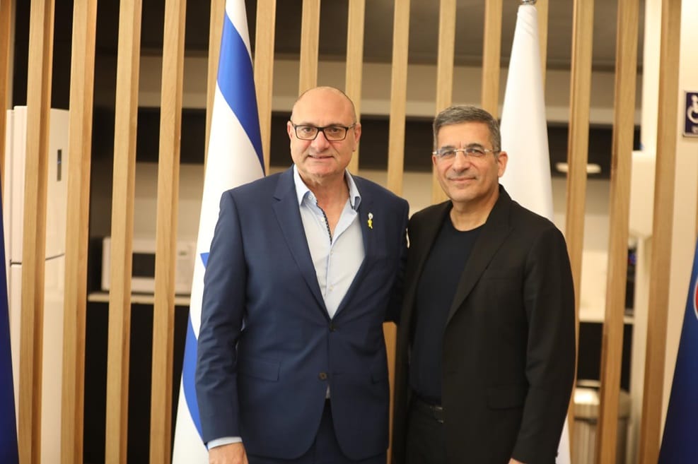 מימין לשמאל: יעקב אטרקצ'י, בעלים ומנכ"ל אאורה ושינו זוארץ, יו"ר ההתאחדות לכדורגל// צילום: התאחדות הכדורגל