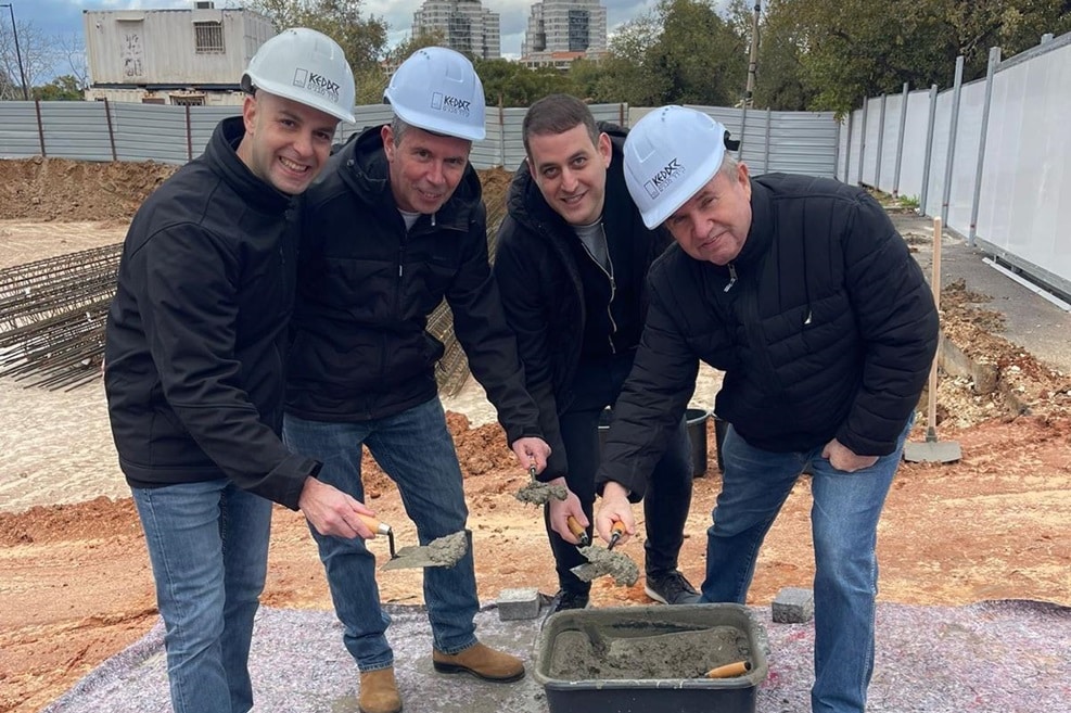 הנחת אבן פינה לבניין הראשון בשכונת נאות צבי // צילום: יח״צ קידר