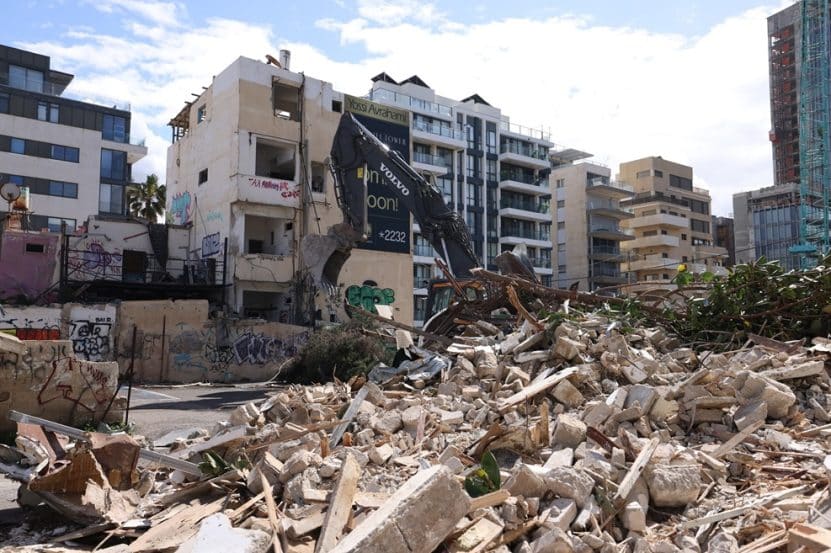 הריסת המבנים הישנים // צילום: רונן אטדגי
