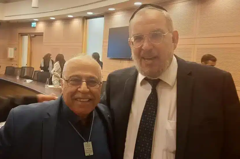 ראש המועצה רפיק חלבי (משמאל) וח"כ יעקב אשר (מימן) ביום קבלת תוקף לתכנית הכוללנית של היישוב // צילום: דוברות ועדת הפנים