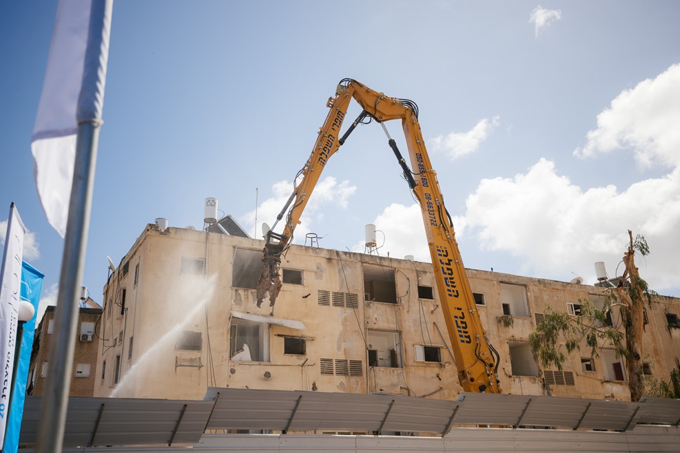 הריסה ברחוב שמחה הולצברג בבת ים // צילום נאומדיה