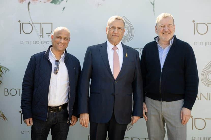 מימין לשמאל: מנכ"ל קרסו דן פרנס, ראש העיר משה ליאון, המשנה למנכ"ל קרסו ירון צוברי // צילום: נאו מדיה