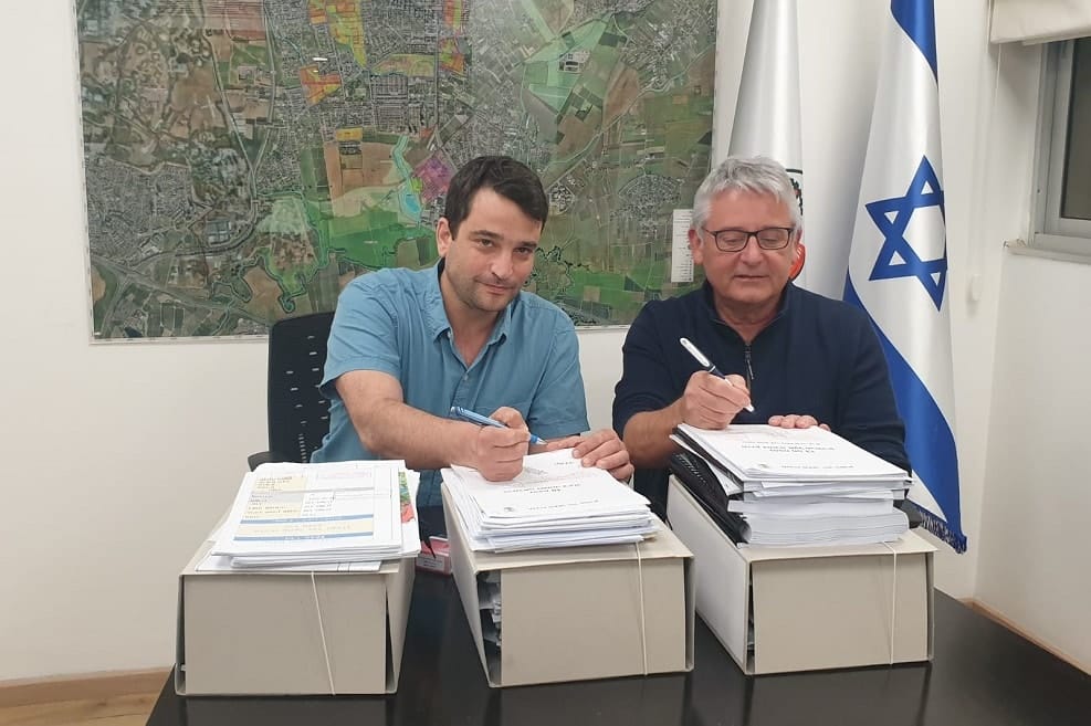 ראש עיריית הוד השרון, אמיר כוכבי ומהנדס העיר // צילום: דוברות העירייה
