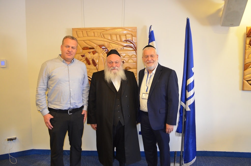 מימין לשמאל: אלי פלאי, שר הבינוי והשיכון יצחק גולדקנופף ואלעזר במברגר ראש הרשות הממשלתית להתחדשות עירונית // צילום: שי קוצר