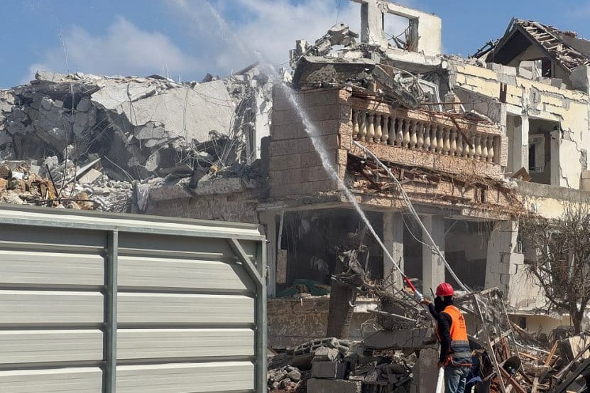 הפגיעה בראשון לציון מירי טילים // צילום: דוברות עיריית ראשון לציון