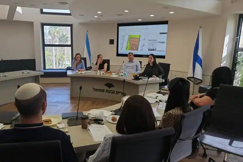 אילוסטרציה// דיון בוועדת מישנה של גבעת שמואל // צילום: דוברות העירייה