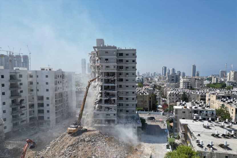 הריסת הבניין בבת ים // צילום: שלום אלזם