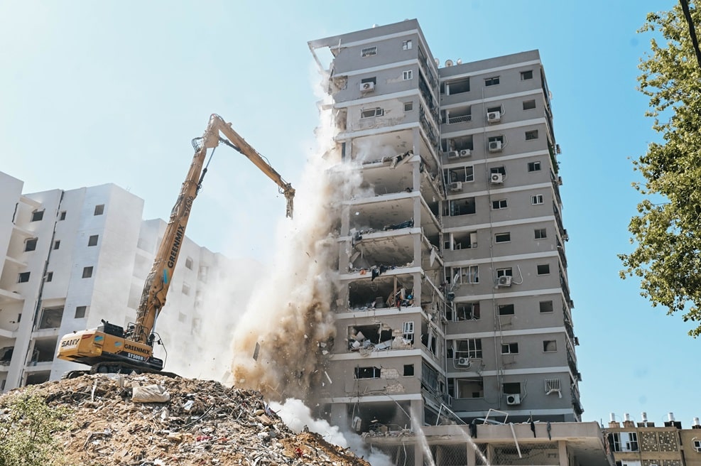 הריסת הבניין בבת ים // צילום: שלום אלזם