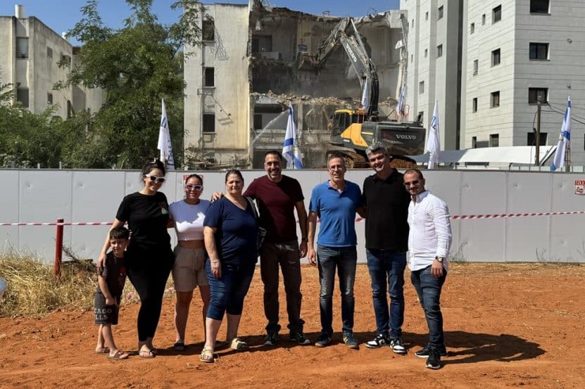מימין לשמאל אביב מצלאוי, גלעד אורן, איתן ברקמן ודיירי הפרויקט // צילום: אמבר אלון