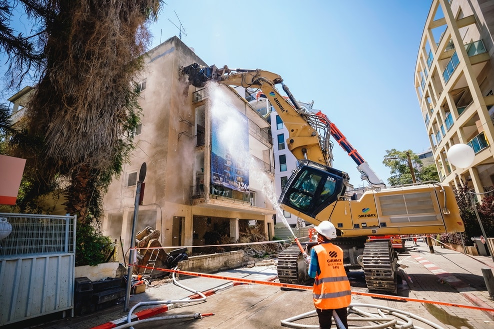 הריסת המבנה הישן ברחוב רמברנדט 14 ת"א // צילום: אקליפס מדיה