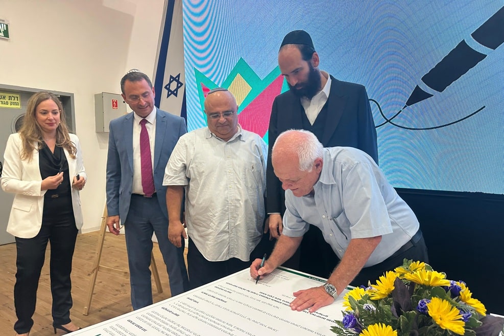 חתימת הסכם גג ביקנעם // צילום: דוברות משרד הבינוי והשיכון
