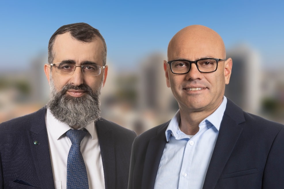 מימין: רפי אלמליח והרב נתן אלנתן // צילום: רז רוגובסקי | Depositphotos