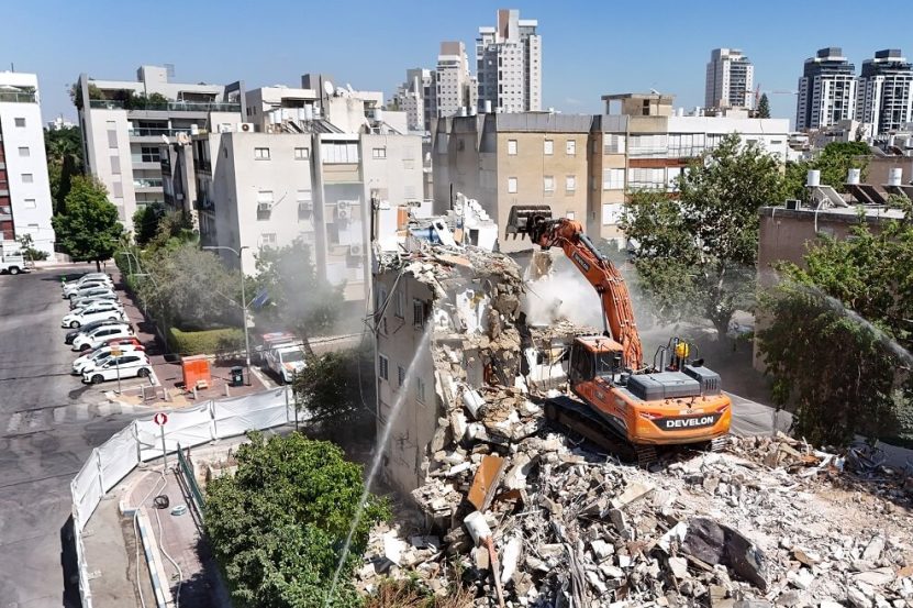 מתוך אירוע ההריסה של קבוצת אלמוג ברמת גן // צילום: לביא צילומי אוויר