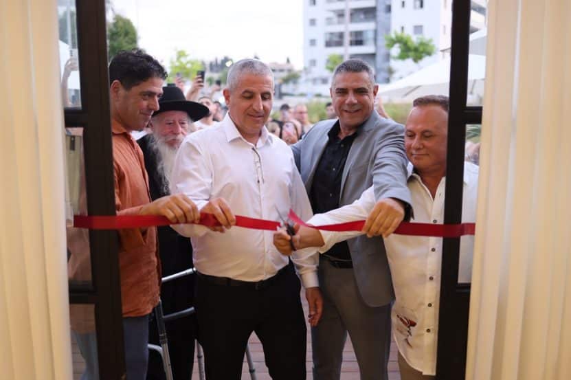 מימין: שלום שטרית, אושרי שלוש, מר רונן מרילי, הרב ישעיהו מייטליס רב העיר נהריה, ואלי יתח // צילום: ג'יי.די.פרו