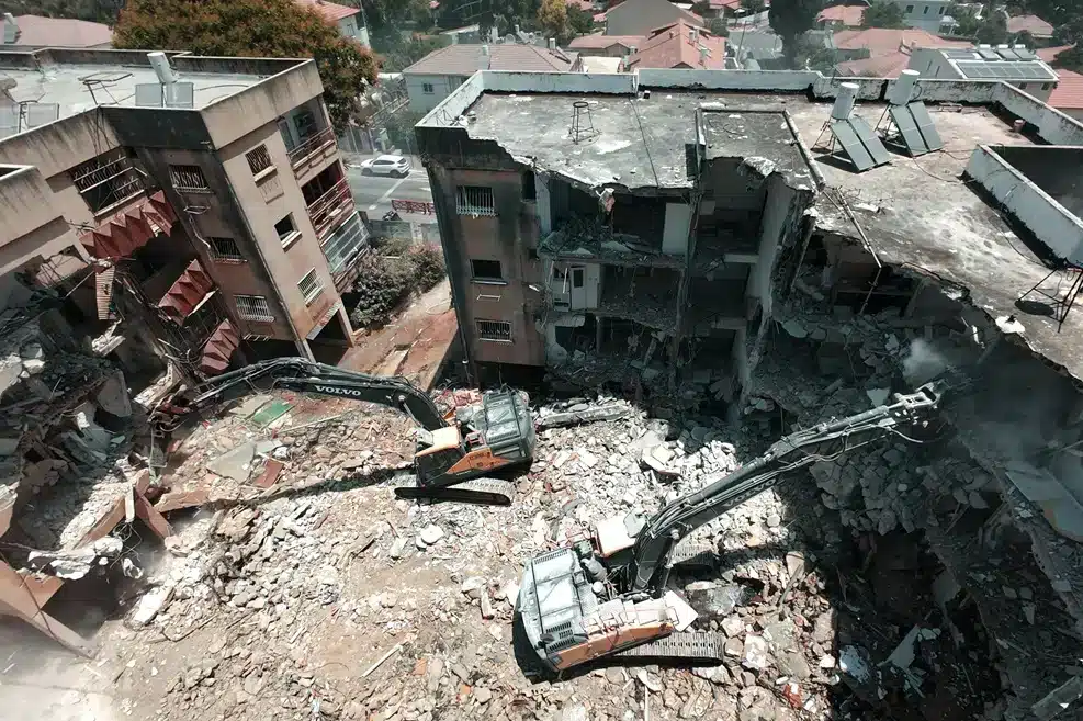 ביצוע הריסה בפרויקט התחדשות של חברת קטה גרופ בפתח תקווה// צילום: עידן סבח