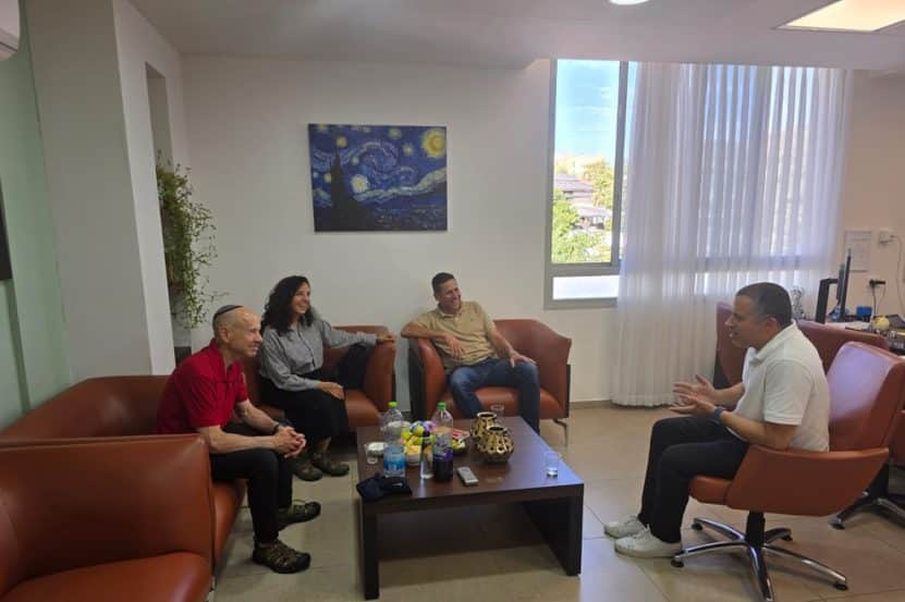 פגישת המשפחה עם ראש המועצה // צילום: דוברות חצור הגלילית