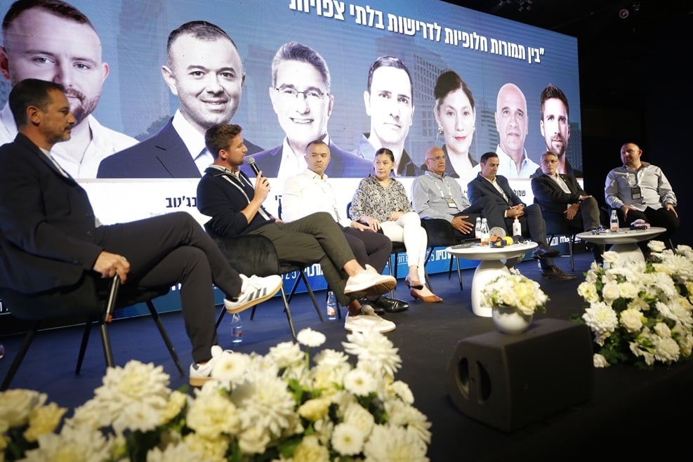 פאנל "בין תמורות חלופיות לדרישות בלתי צפויות" // צילום: דרור סיתהכל