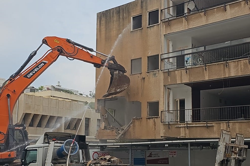 הריסת בניין קלאוזנר 16 רעננה // צילום: באדיבות ינוב
