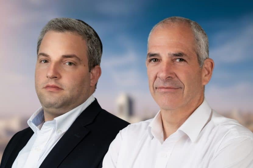 מימין: עוה"ד שמואל שוב וישראל אלתר // צילום: itamar photo | Depositphotos