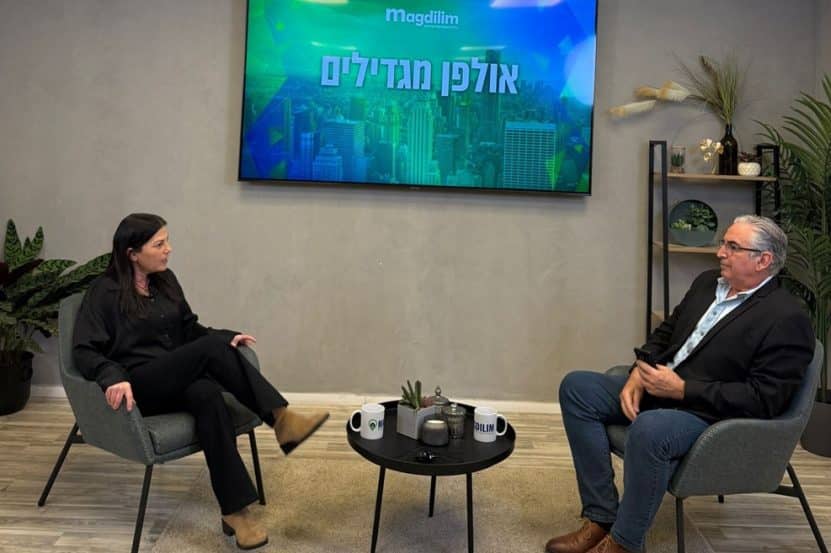 מימין: חיים ברוידא וכרמלה קופר // צילום: מגדילים