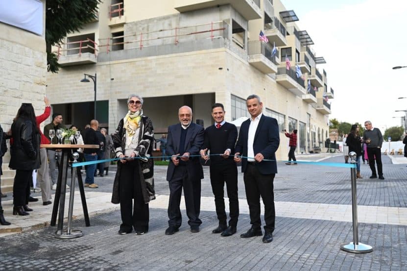 מימין: אלון יפרח, רוביק דנילוביץ, דיוויד מיראז', לורה מיראז' גוזרים את הסרט ברובע // צילום: רון רחמים